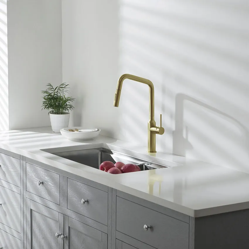 Смеситель для кухни с выдвижной лейкой Timo Saona 2386/17FL золото матовое изображение